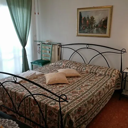 فندق مبيت وإفطار Le Midi Versilia ليدو دي كامايوري